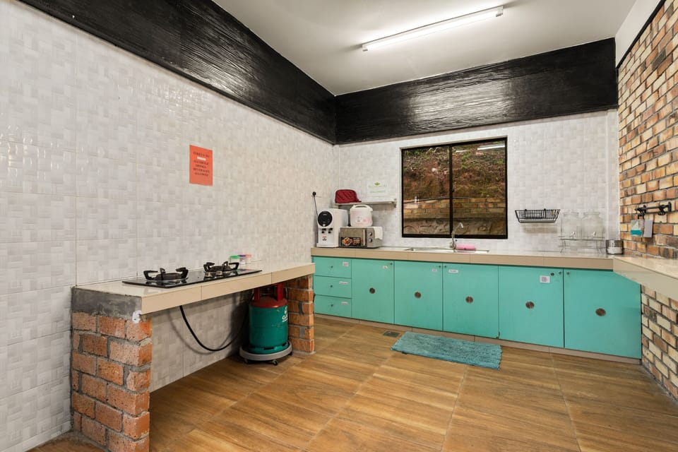 Full-size fridge, microwave, stovetop, dishwasher