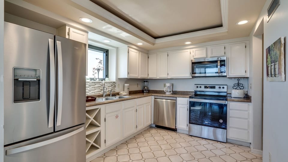 Condo, 3 Bedrooms | Private kitchen | Full-size fridge, microwave, oven, stovetop