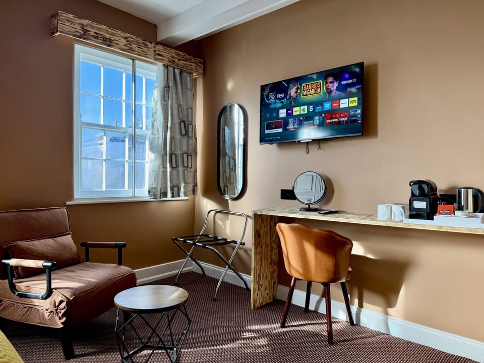 Suite, Ensuite | Iron/ironing board, free WiFi