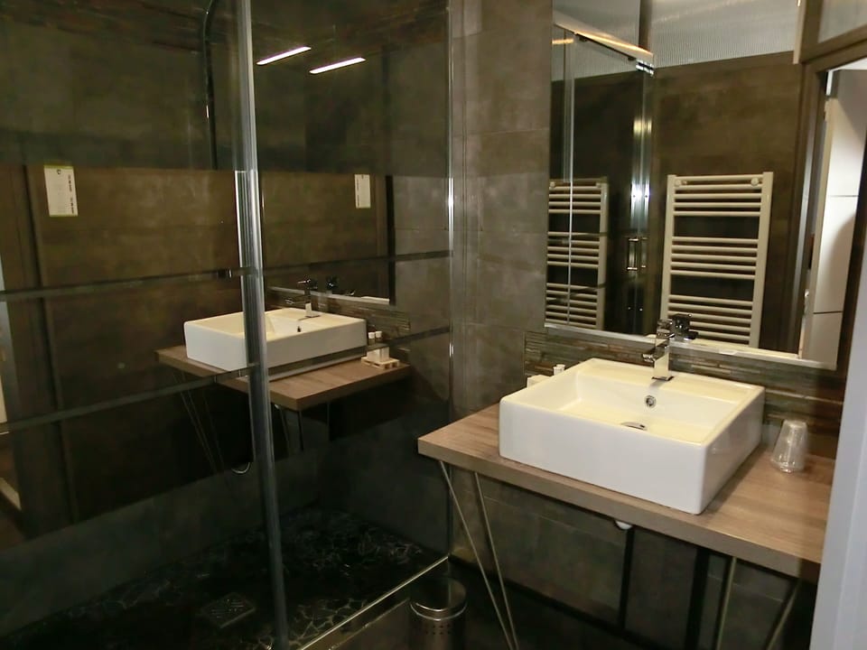 Triple Room, Sea View | Bathroom | Shower, free toiletries, hair dryer, towels