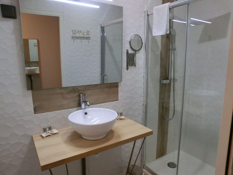 Superior Quadruple Room | Bathroom sink
