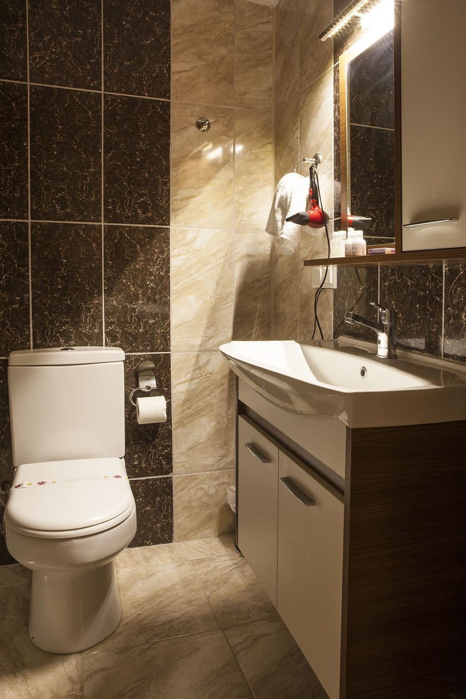 Standard Double or Twin Room | Bathroom | Shower, free toiletries, hair dryer, towels
