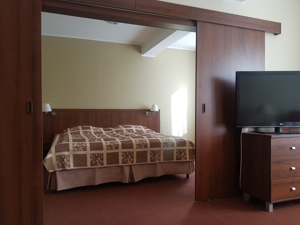Suite | Iron/ironing board (on request), WiFi (free), bed sheets