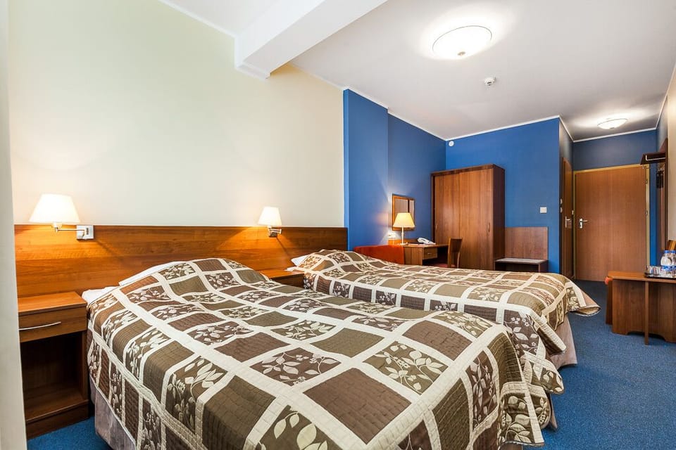 Basic Twin Room, Non Smoking | Iron/ironing board (on request), WiFi (free), bed sheets