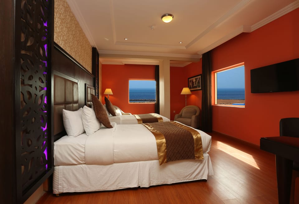 Deluxe Room | Minibar, in-room safe, desk, soundproofing