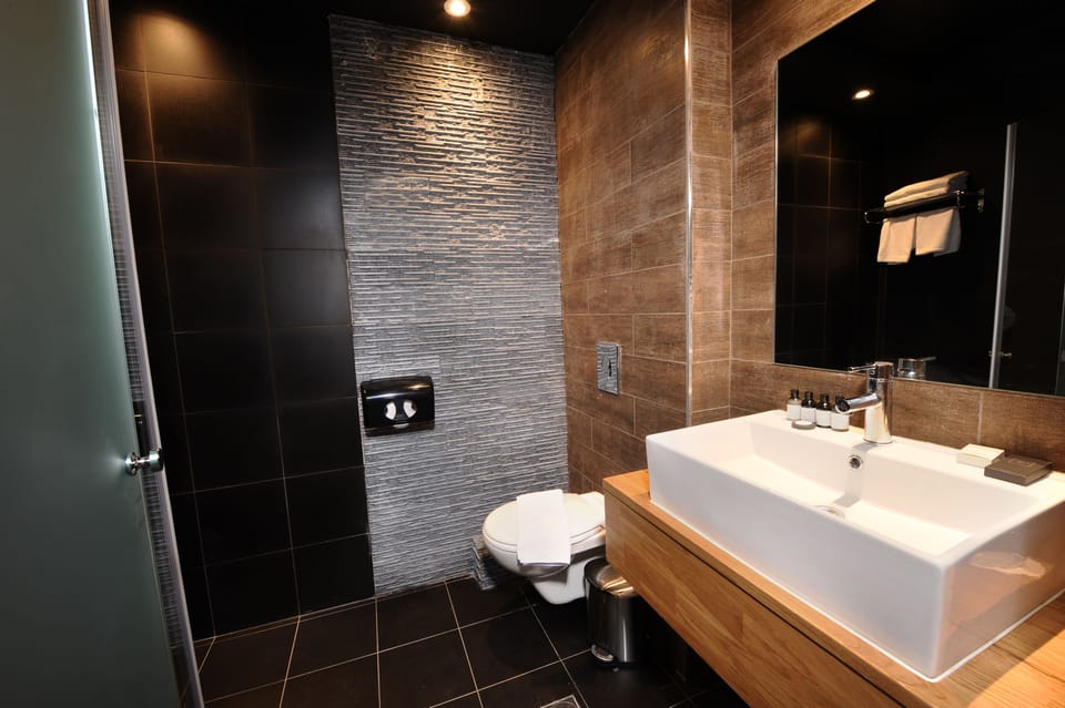 Shower, rainfall showerhead, free toiletries, hair dryer