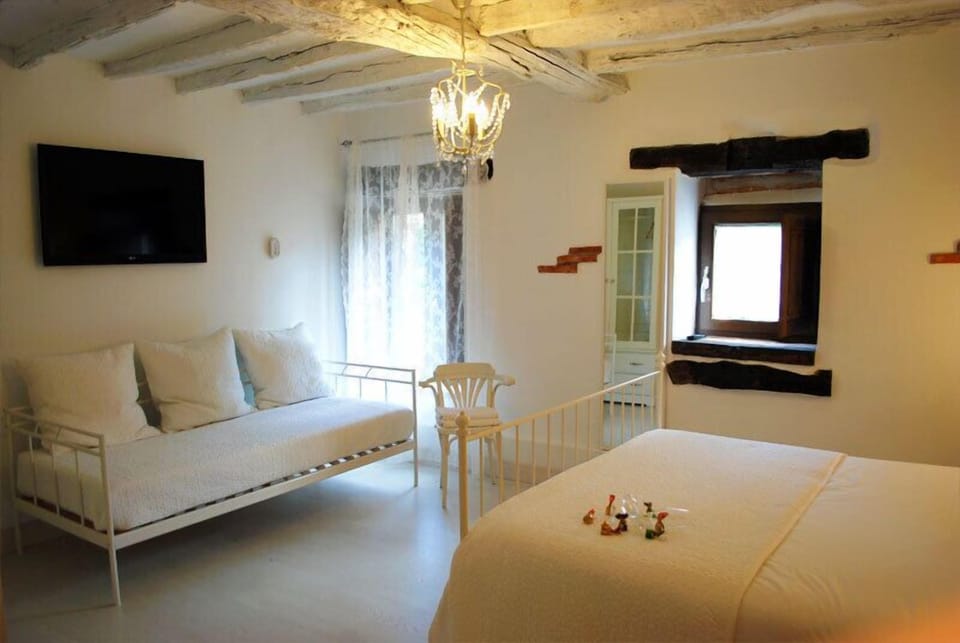 Double Room (Blanca) | Desk, blackout drapes, soundproofing, free WiFi