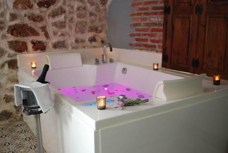 Classic Suite (Griseta) | Bathroom | Bathtub, jetted tub, free toiletries, hair dryer