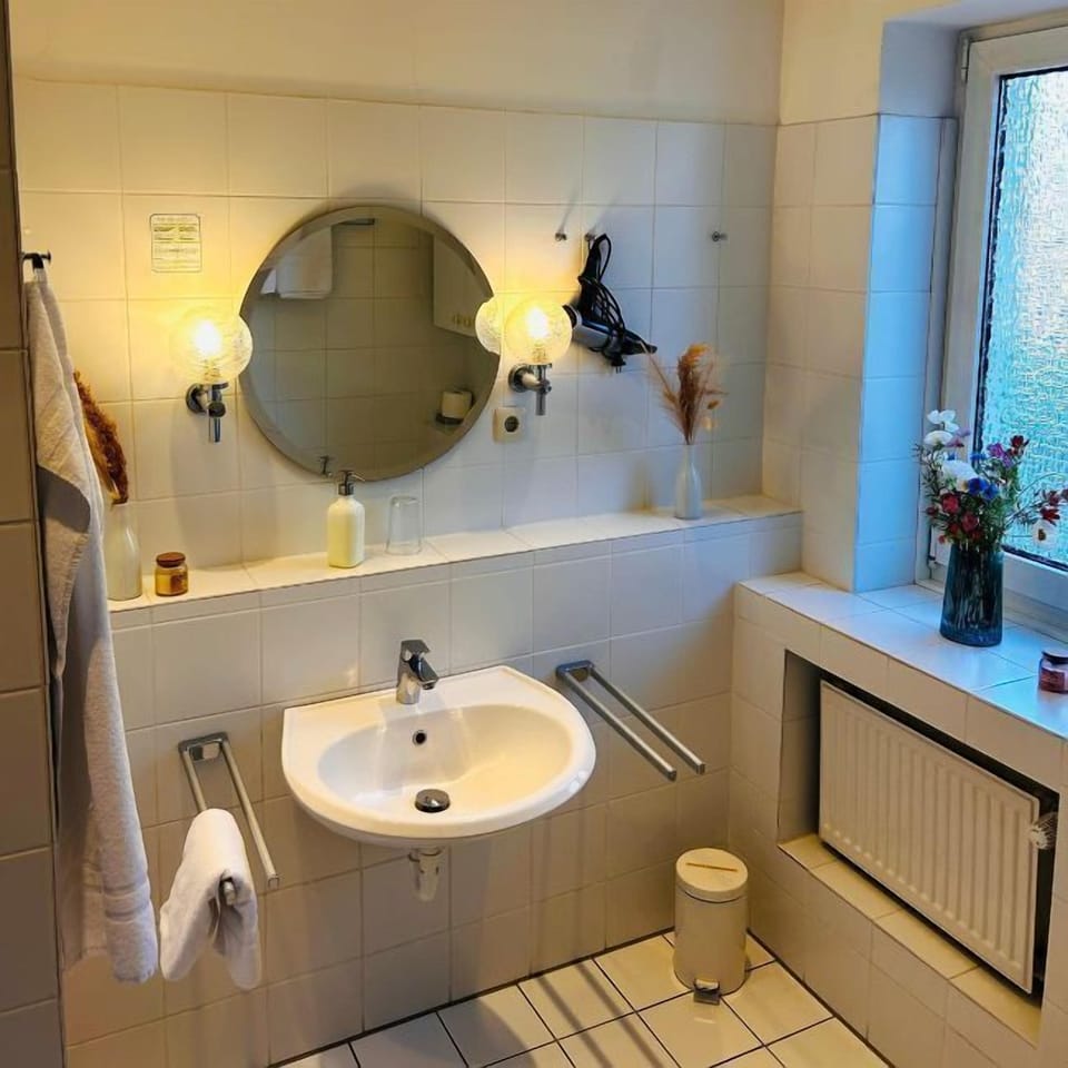 Shower, hair dryer, towels