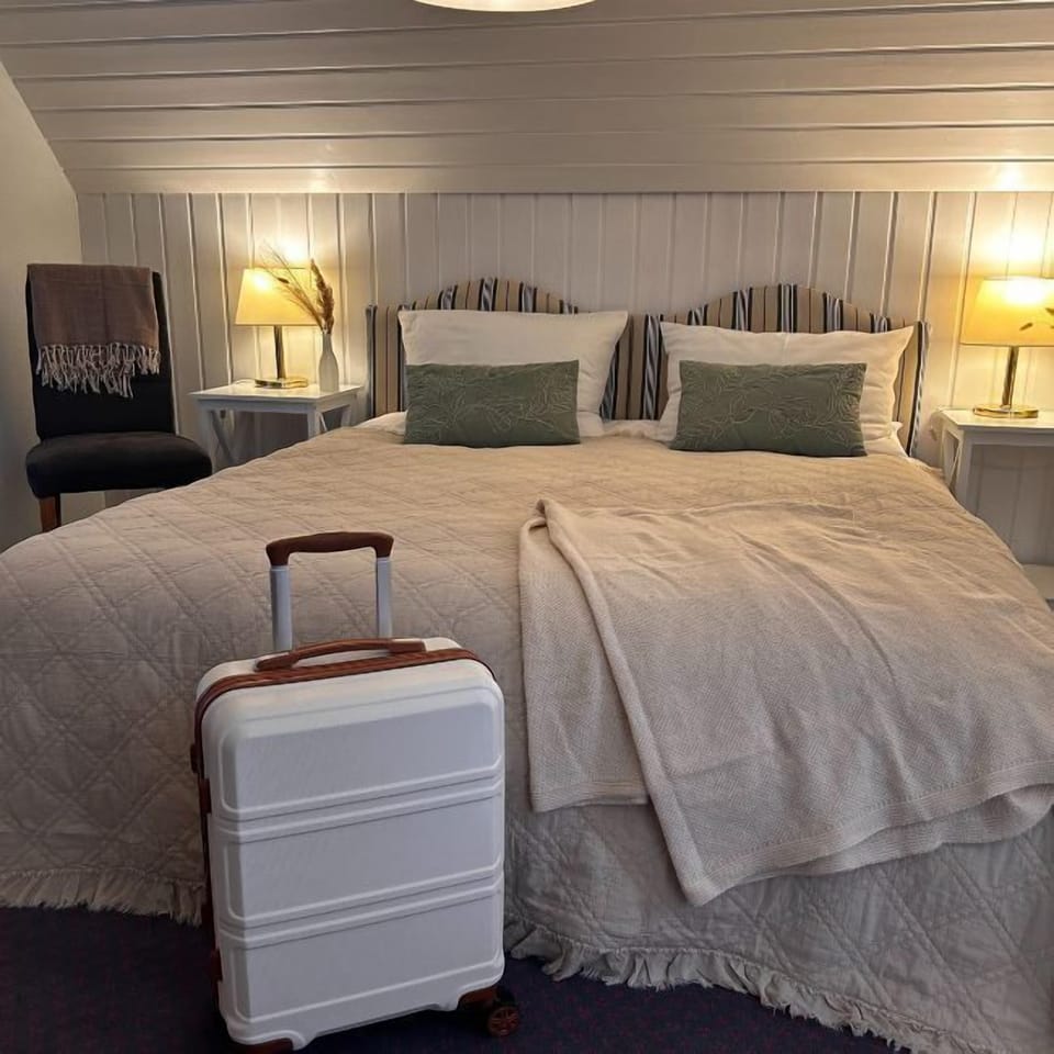 Economy Double or Twin Room | Desk, free cribs/infant beds, free WiFi, bed sheets