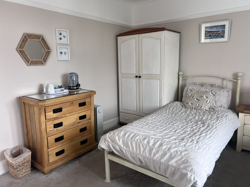 Twin Room, Ensuite (Mevagissey Room)