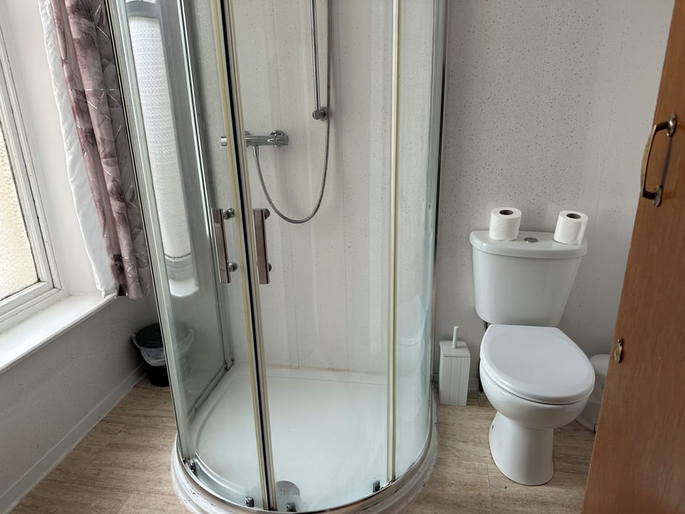 Family Room, Ensuite | Bathroom amenities | Shower, hair dryer, towels