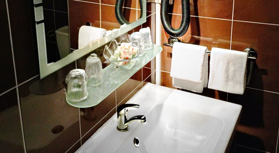Quadruple Room | Bathroom | Hydromassage showerhead, free toiletries, hair dryer, towels