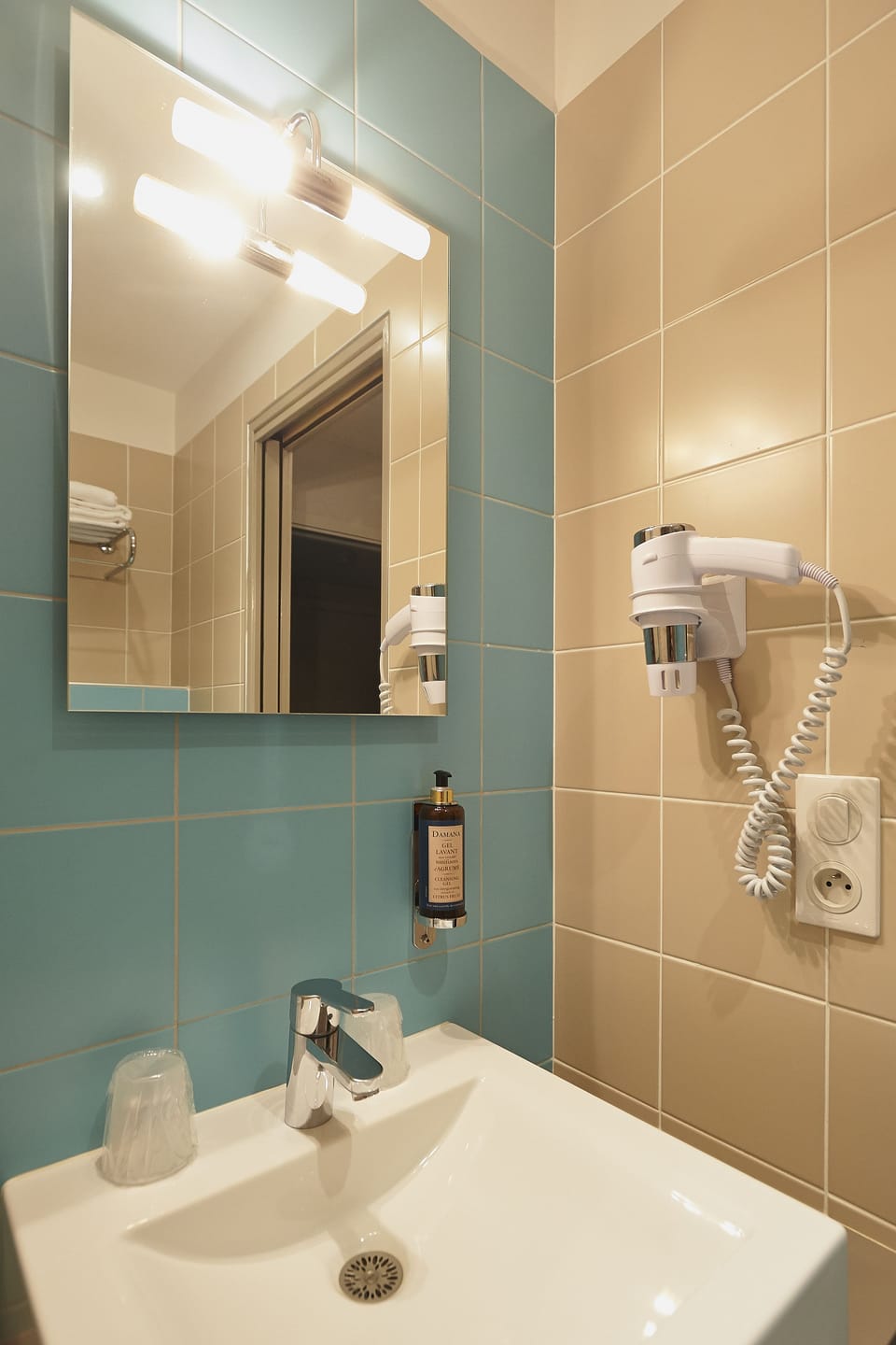 Comfort Double Room | Bathroom | Rainfall showerhead, free toiletries, hair dryer, towels