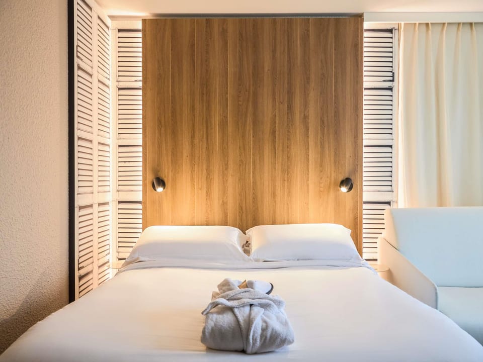 Executive Room, 1 Double Bed with Sofa bed | Individually furnished, desk, laptop workspace, blackout drapes