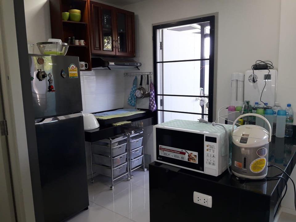 2-Bedroom Townhome | Private kitchenette | Fridge, microwave, oven, stovetop