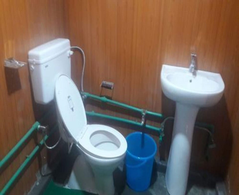 Deluxe Cottage, 1 Double Bed, Lake View | Bathroom | Shower, free toiletries, towels, soap