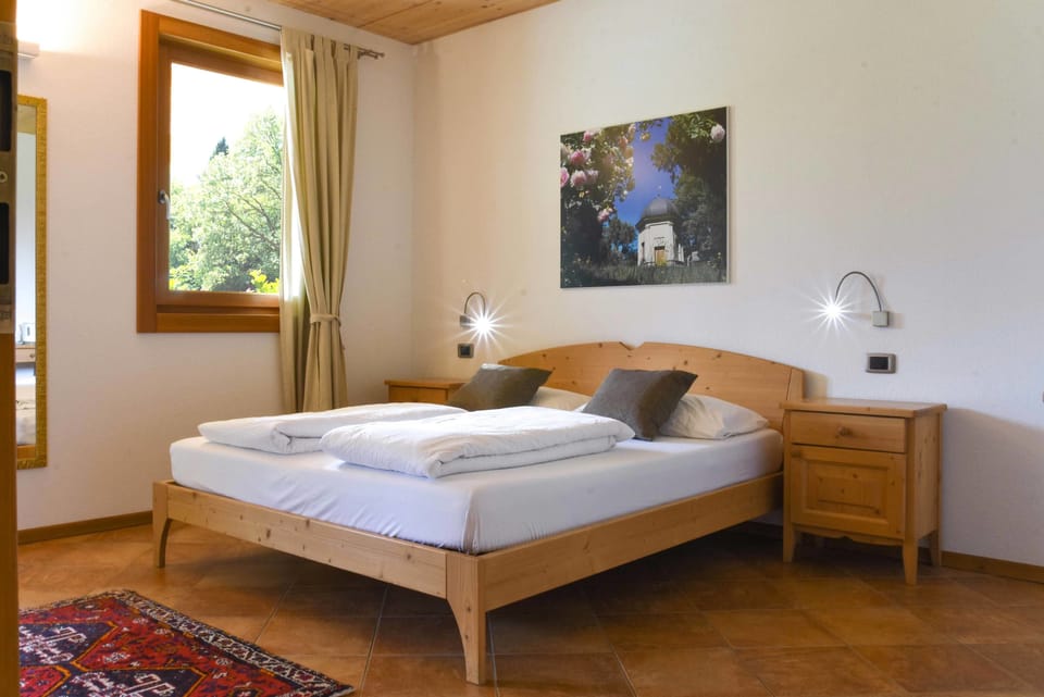 Standard Double Room, Vineyard View | Hypo-allergenic bedding, down comforters, minibar, desk