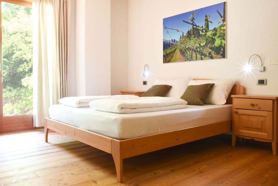 Economy Double Room | Hypo-allergenic bedding, down comforters, minibar, desk