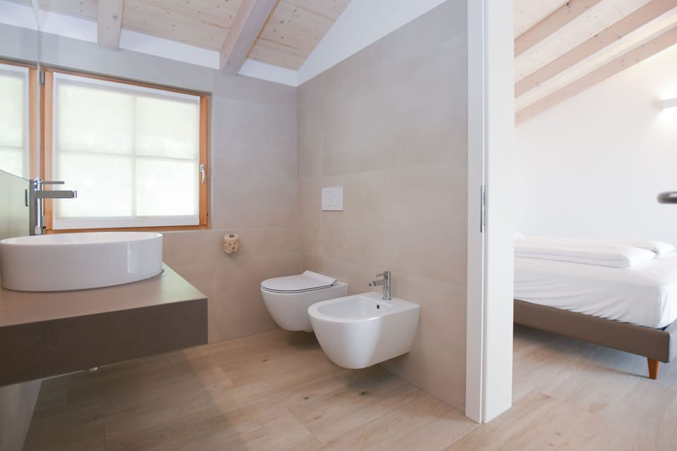 Deluxe Double Room, Vineyard View | Bathroom | Shower, free toiletries, hair dryer, towels