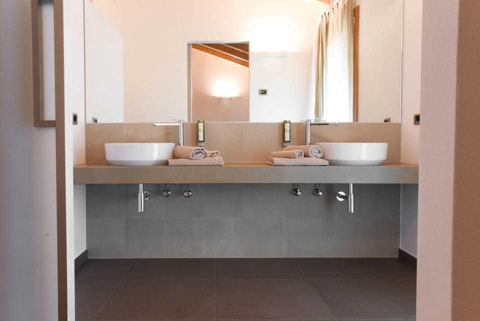 Superior Suite, Vineyard View | Bathroom | Shower, free toiletries, hair dryer, towels