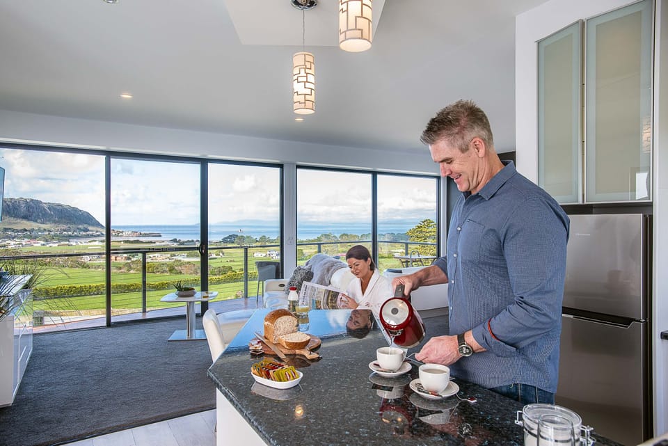 Luxury Apartment | Premium bedding, minibar, desk, iron/ironing board