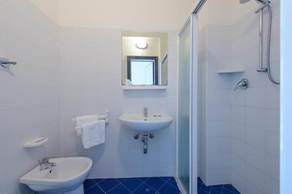 Economy Double Room, Balcony | Bathroom | Shower, hair dryer, bidet, towels