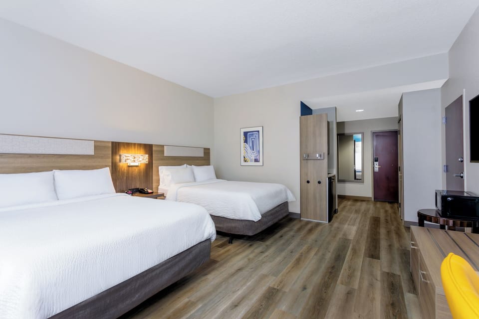 Combined shower/tub, free toiletries, towels