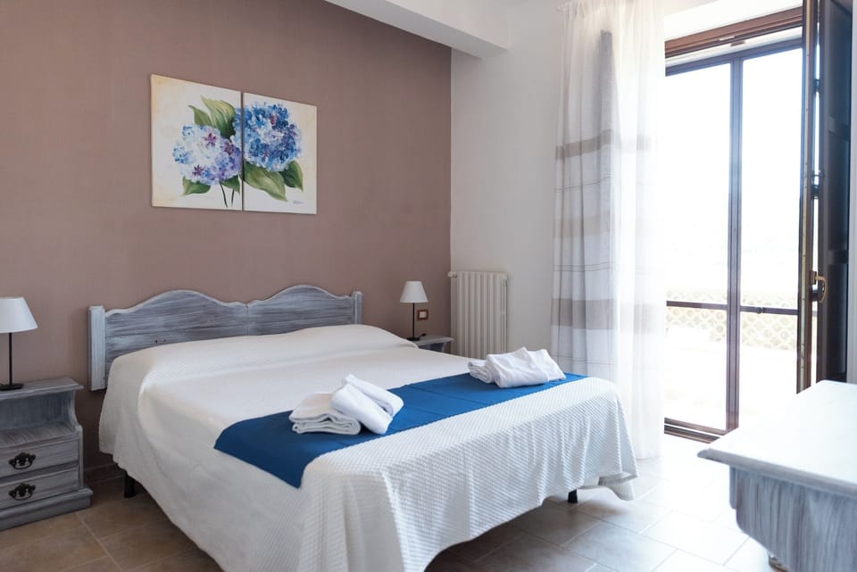 Comfort Triple Room | Bed sheets, wheelchair access