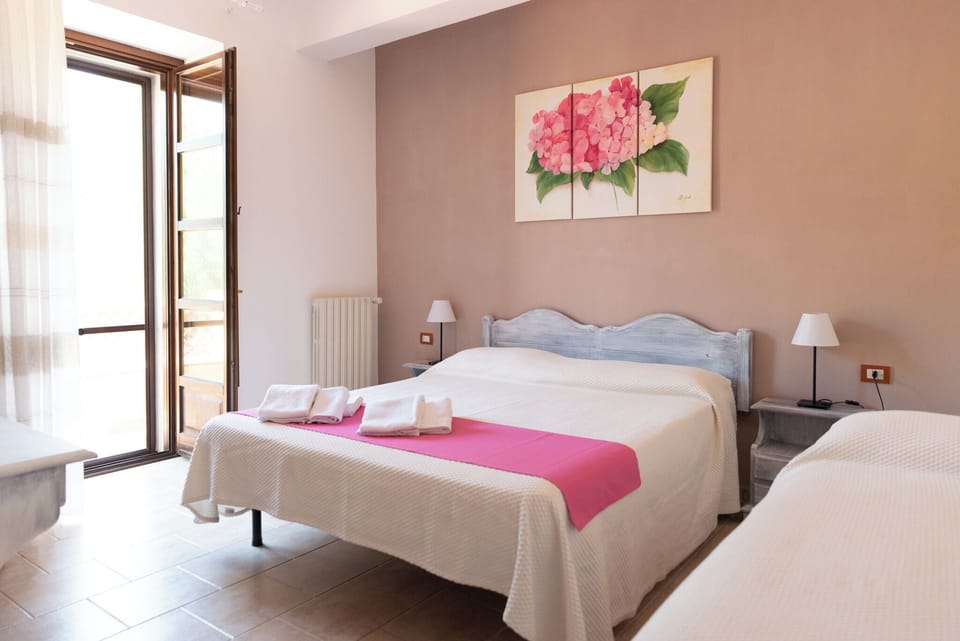 Comfort Triple Room | Bed sheets, wheelchair access