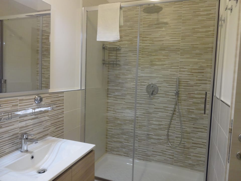 Classic Triple Room, 1 Bedroom, City View | Bathroom | Shower, free toiletries, hair dryer, bathrobes