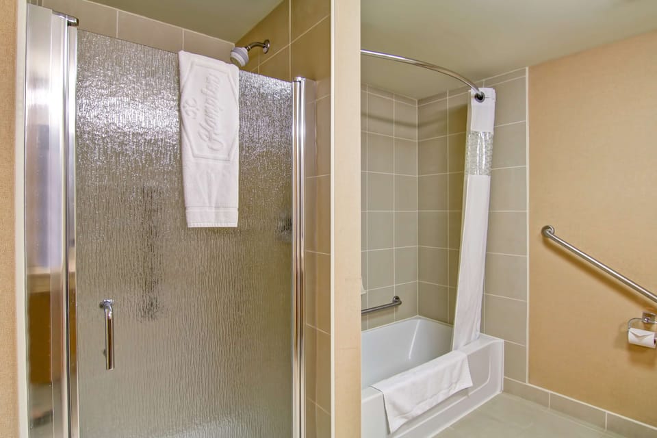 Two queen beds non smoking | Bathroom | Combined shower/tub, hydromassage showerhead, free toiletries