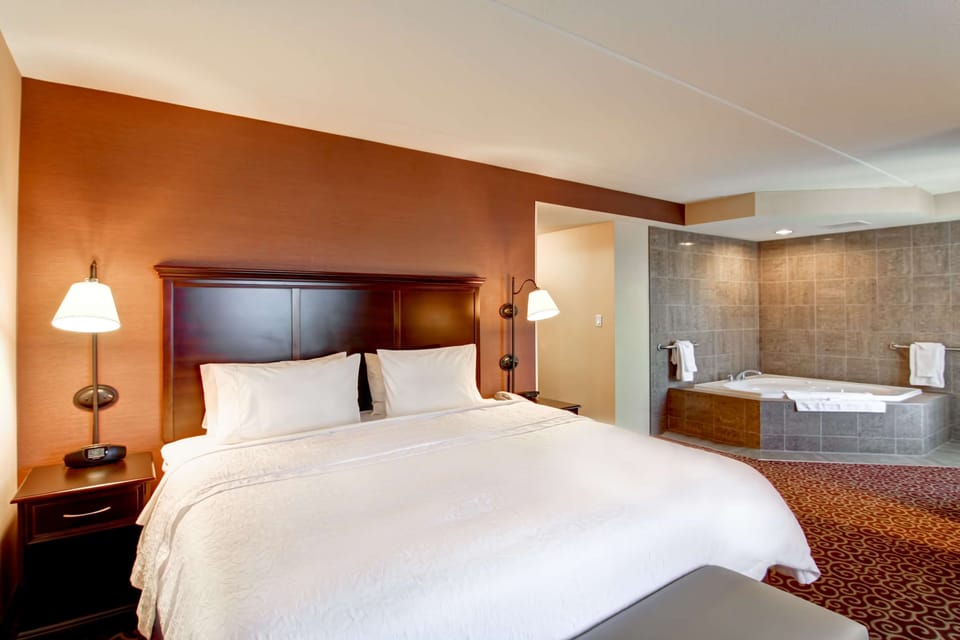 One king deluxe room non smoking | In-room safe, desk, iron/ironing board, travel crib
