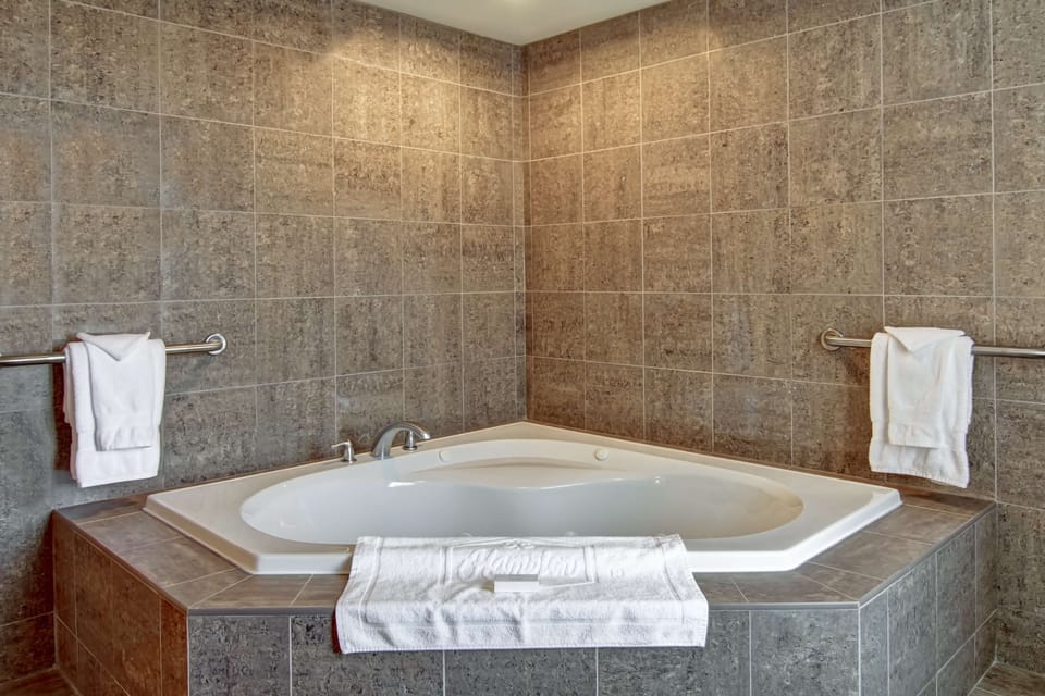 One king deluxe room non smoking | Bathroom | Combined shower/tub, hydromassage showerhead, free toiletries