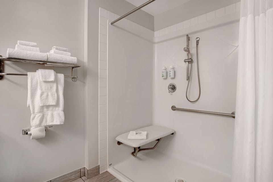 Business Room, 2 Queen Beds | Accessible bathroom