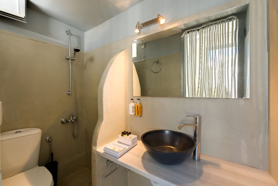 Deluxe Double Room (Caldera View) | Bathroom | Shower, free toiletries, hair dryer, towels