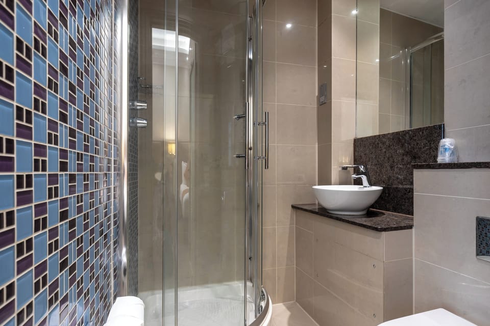 Standard Quadruple Room | Bathroom | Shower, free toiletries, hair dryer, towels