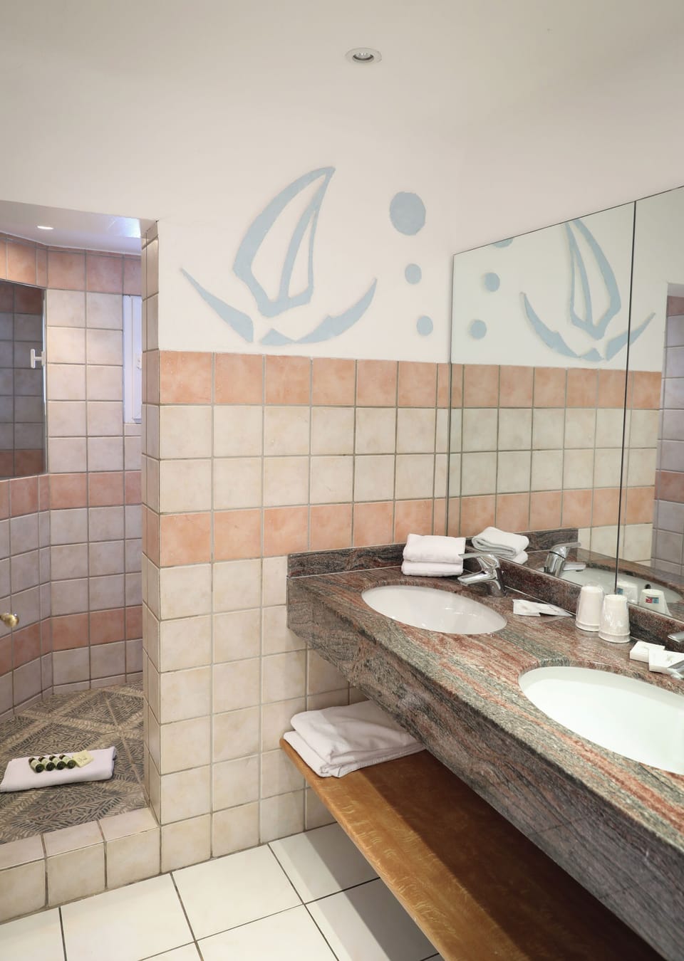 Family Room | Bathroom | Free toiletries, hair dryer, towels