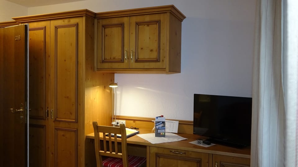Standard Single Room | Living area | Flat-screen TV