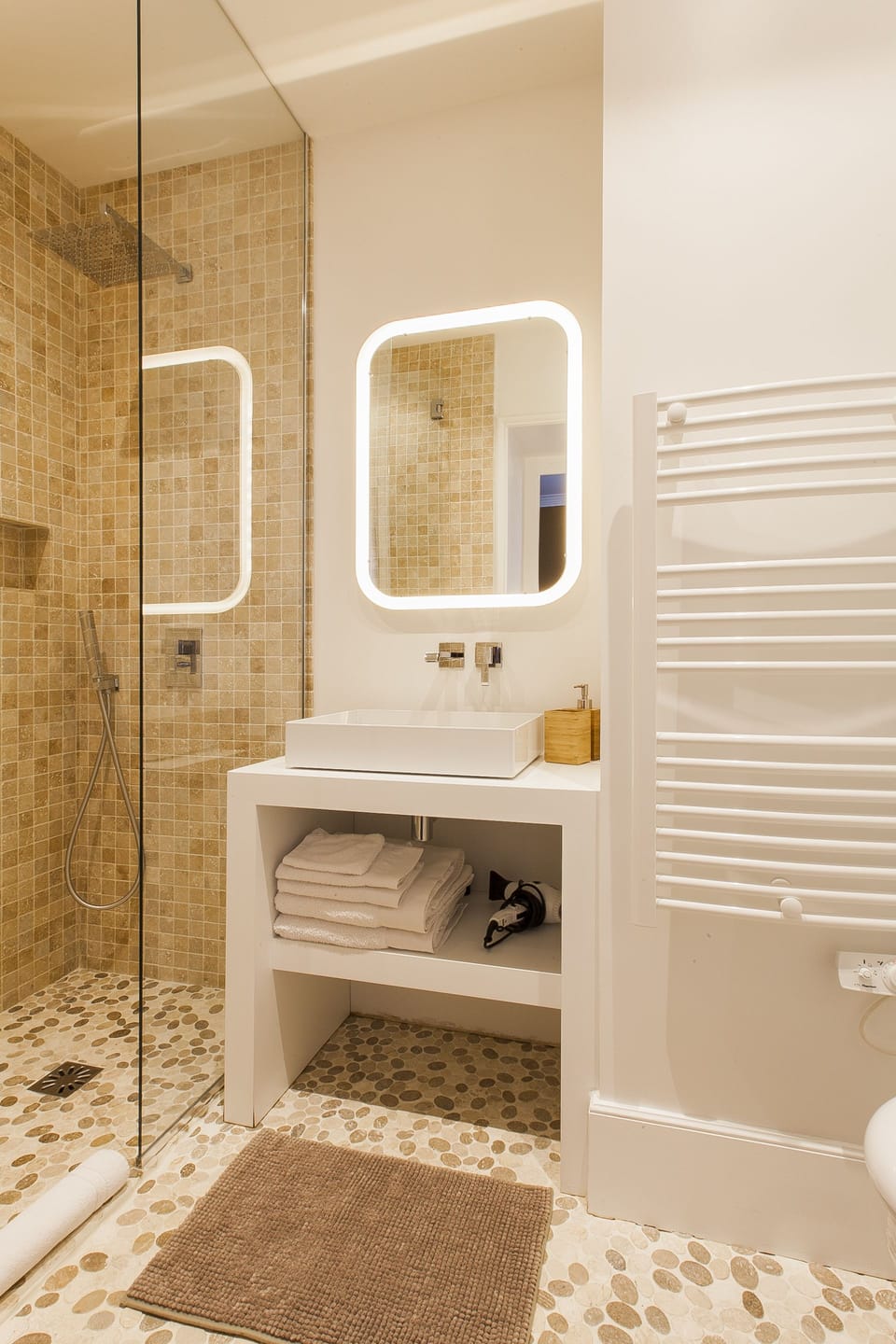 Classic Triple Room | Bathroom amenities | Free toiletries, hair dryer, bathrobes, towels