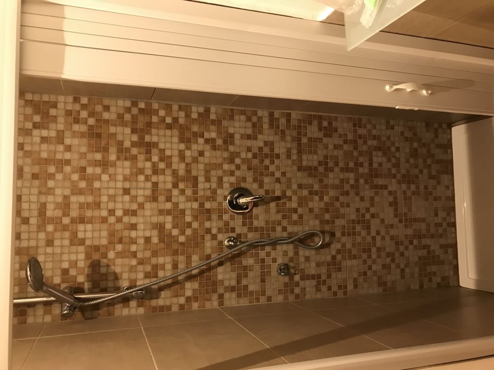 Shower, rainfall showerhead, free toiletries, hair dryer