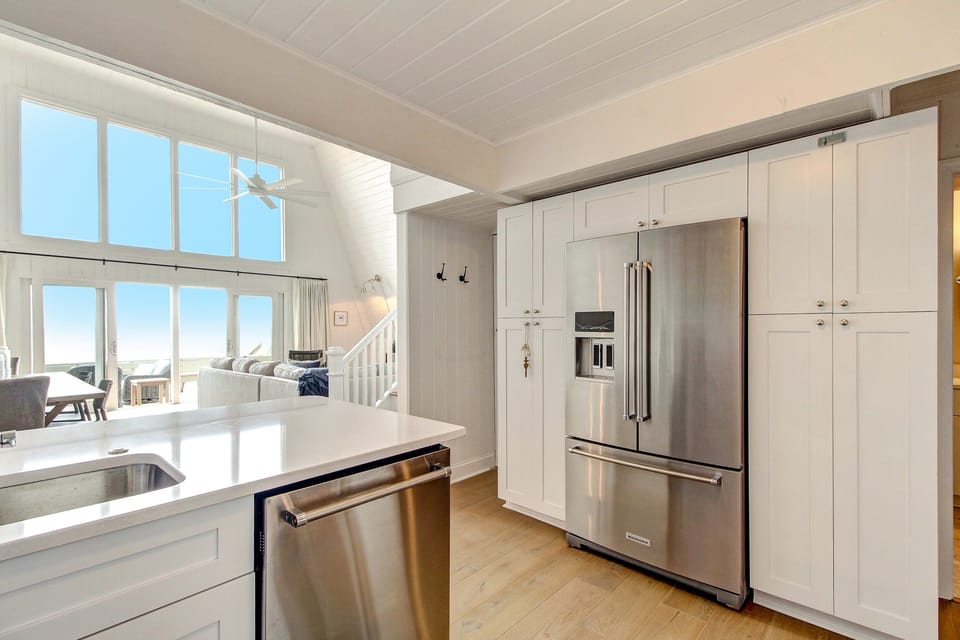 House, 3 Bedrooms | Private kitchen | Full-size fridge, microwave, oven, stovetop