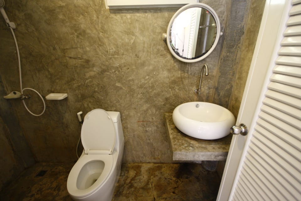Standard Double Room | Bathroom | Shower, free toiletries, towels