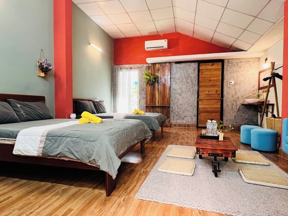 Deluxe Family Room | Desk, blackout drapes, WiFi (free), bed sheets