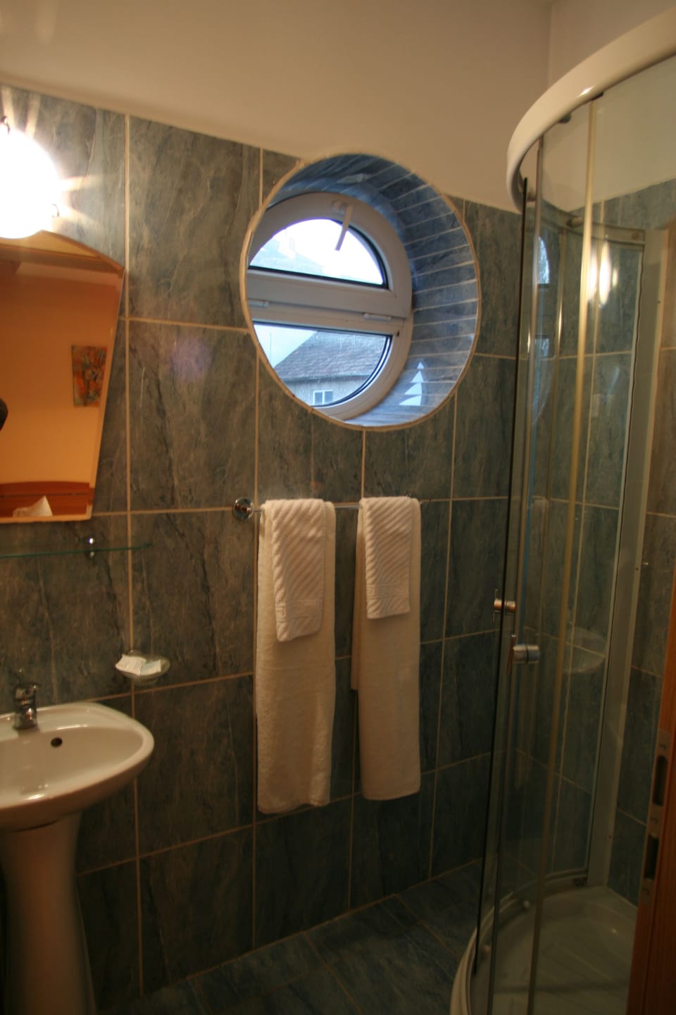 Twin Room | Bathroom | Shower, free toiletries, hair dryer, towels