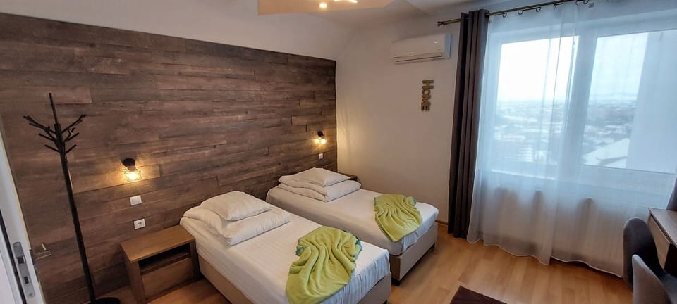 Twin Room | Desk, cribs/infant beds, free WiFi, bed sheets