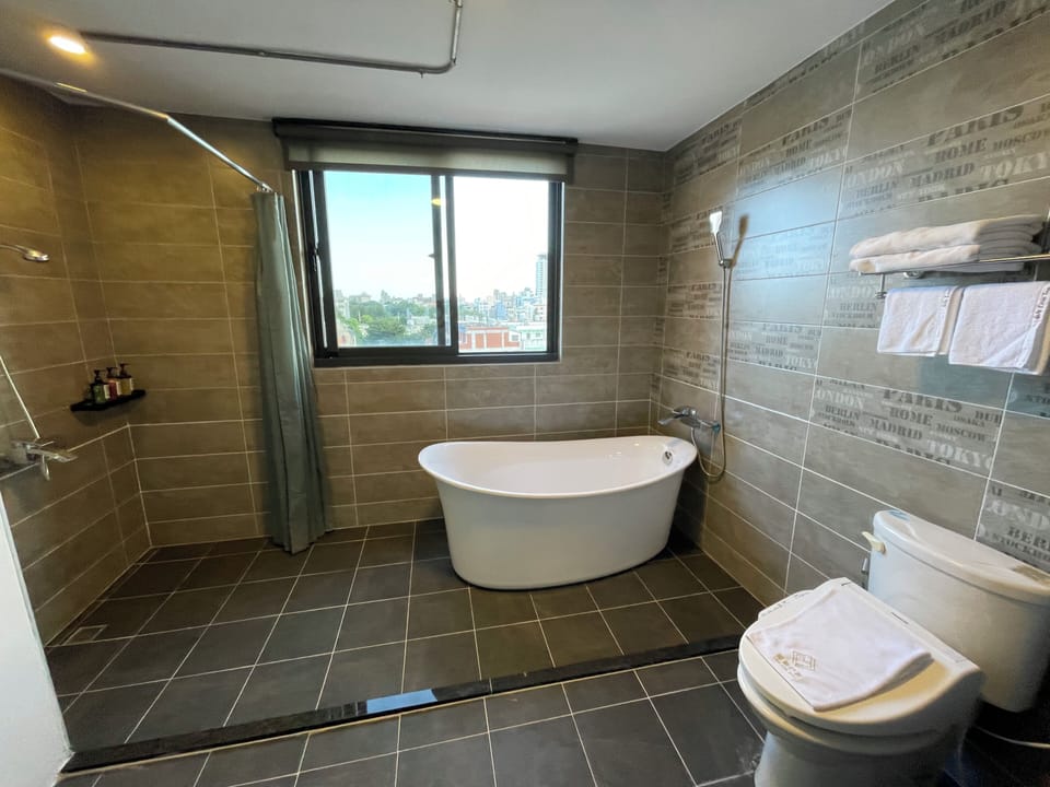 Deluxe Loft, 1 Queen Bed, Non Smoking, City View | Bathroom | Shower, free toiletries, hair dryer, slippers