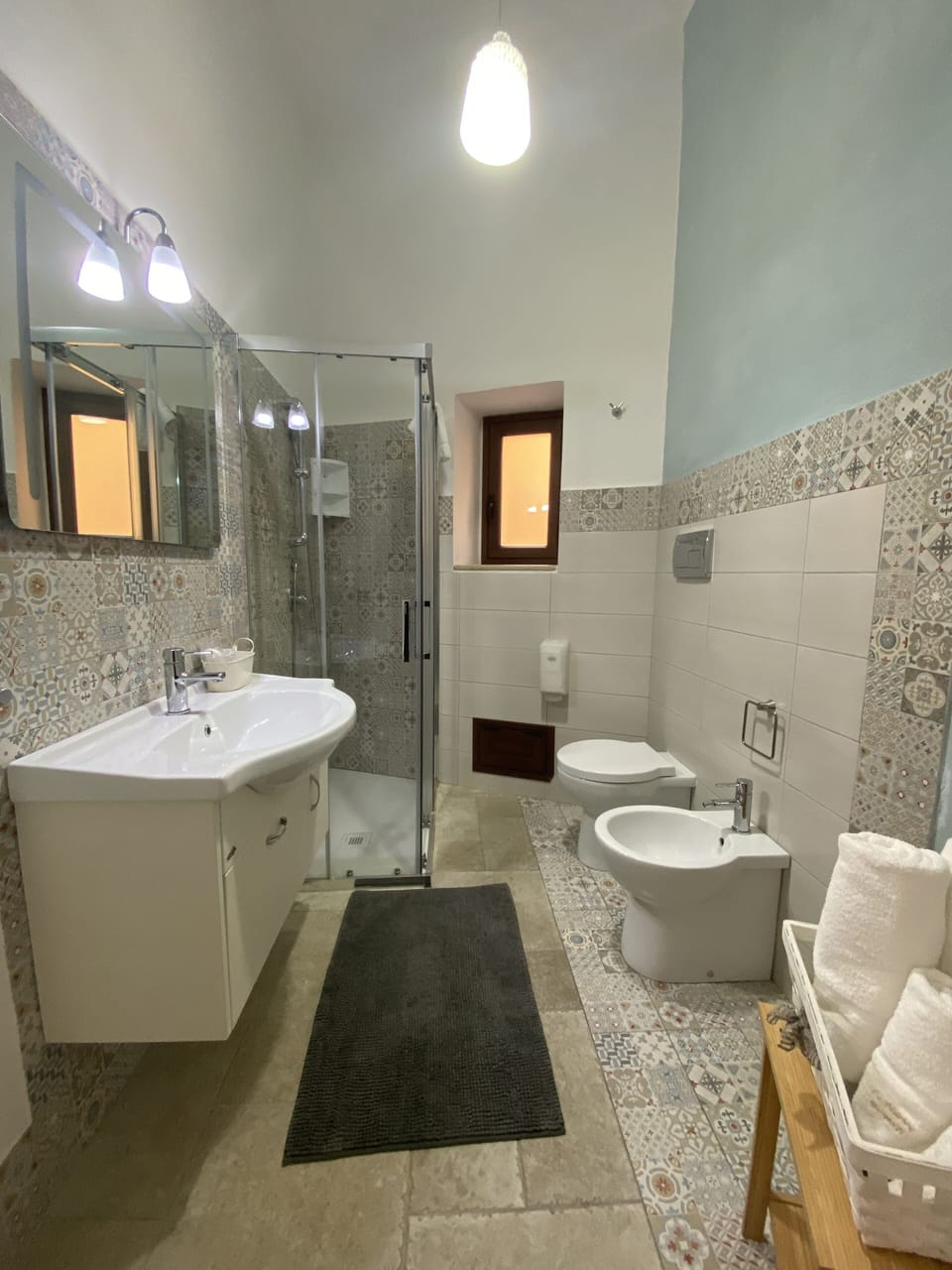 Comfort Triple Room, City View | Bathroom | Shower, free toiletries, hair dryer, bidet