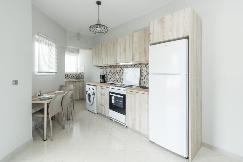 Coffee/tea maker, fridge, stovetop, electric kettle