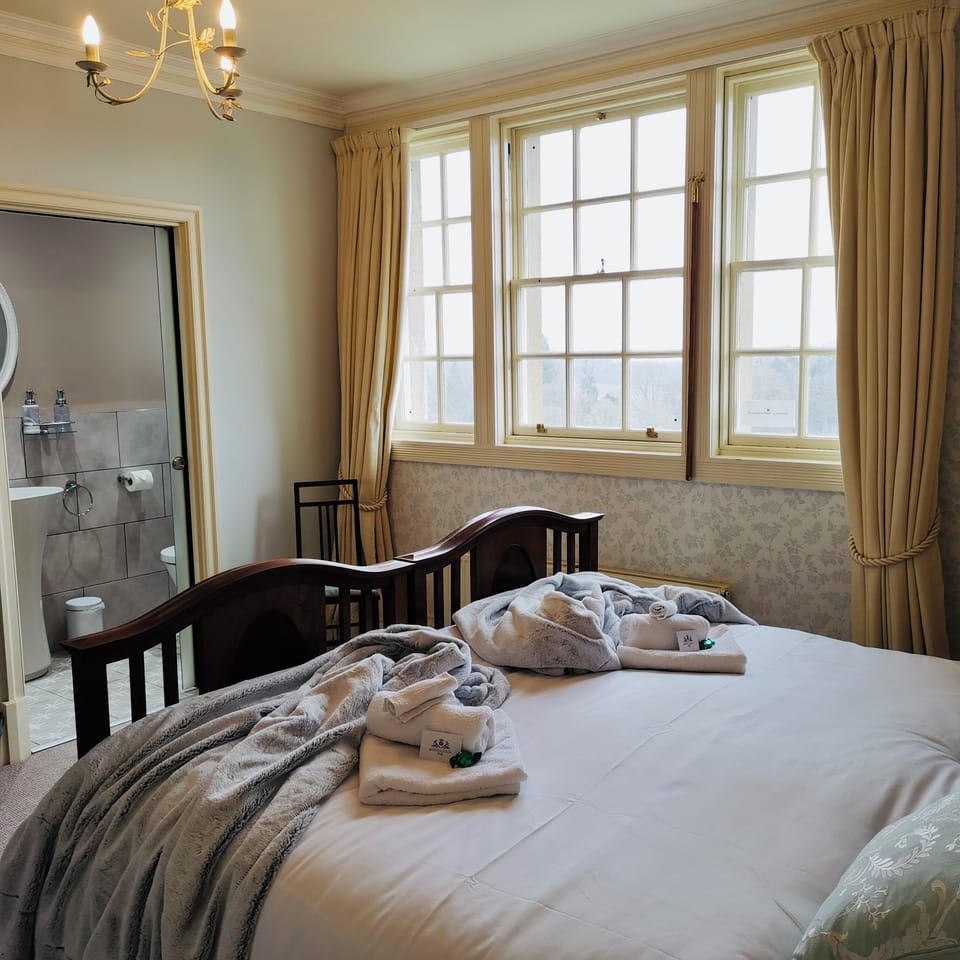 3 bedrooms, Egyptian cotton sheets, premium bedding, memory foam beds